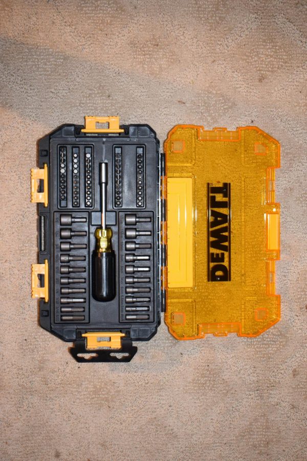 DEWALT Socket Set, 3/8-Inch Drive, SAE/Metric, 34-Piece - Image 3